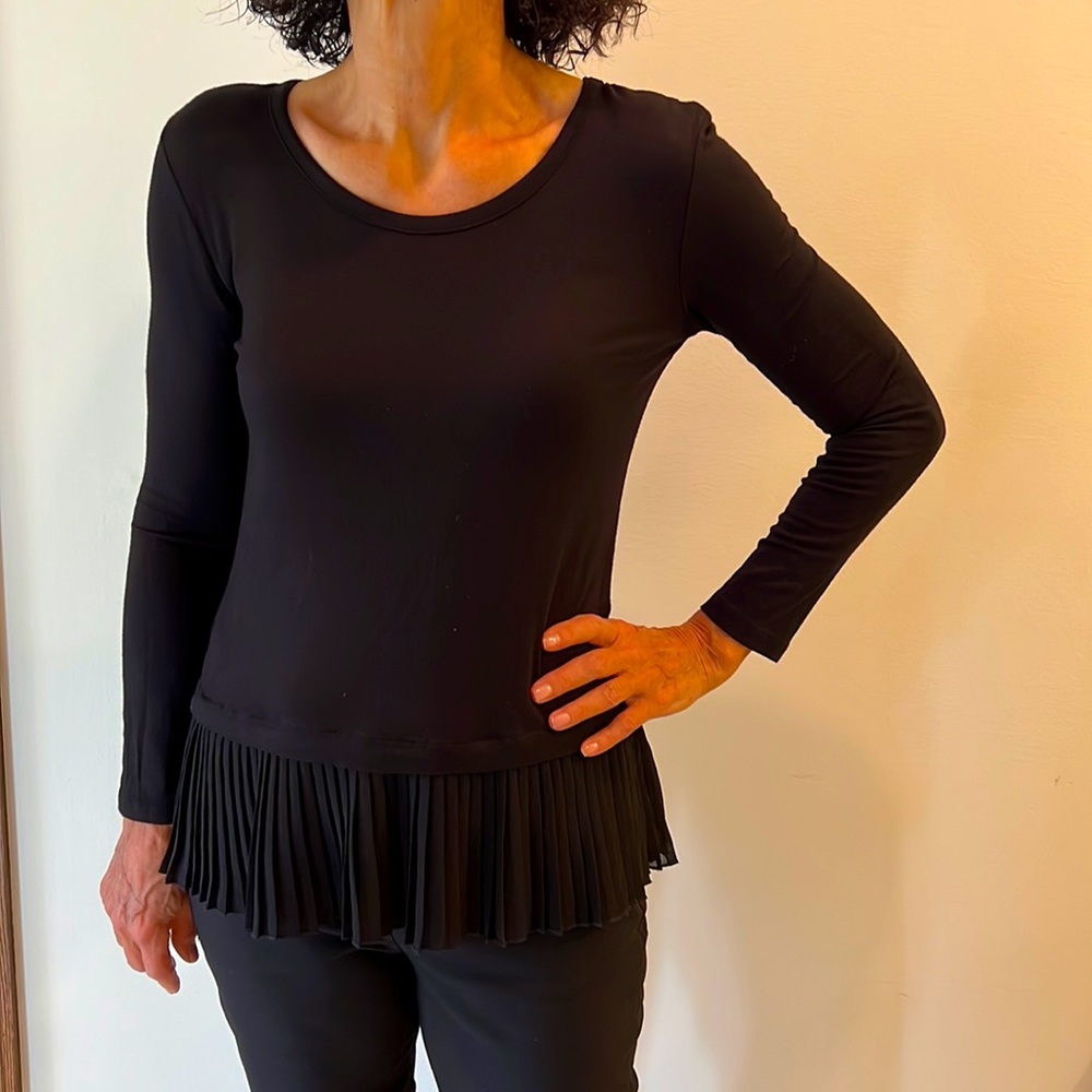 ‼️Final price drop‼️Adorable black pleated waist, long sleeves top!